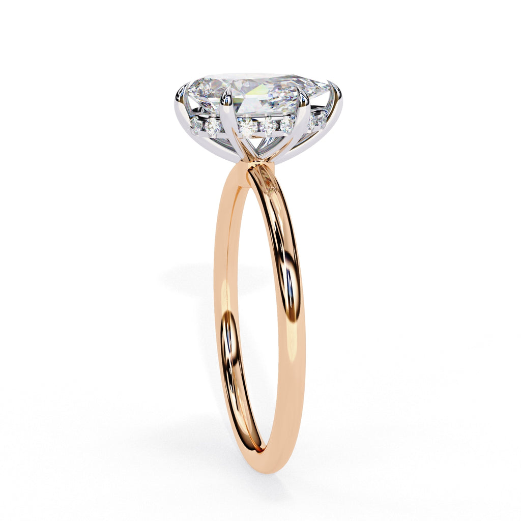 Elegant Central Stone Ring with Shimmering Side Diamonds