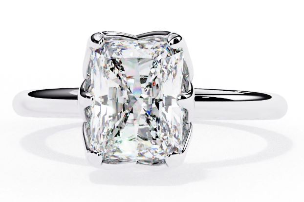 Elegant Central Stone Diamond Ring with Radiant Side Accents