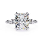 Elegant Central Stone Diamond Ring with Radiant Side Accents