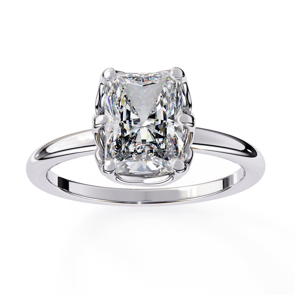 Elegant Central Stone Diamond Ring with Radiant Side Accents