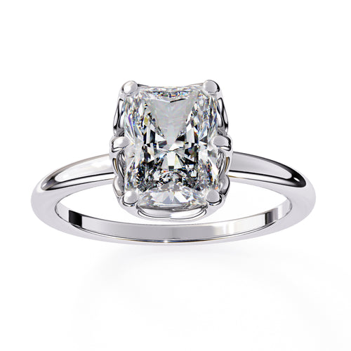 Elegant Central Stone Diamond Ring with Radiant Side Accents