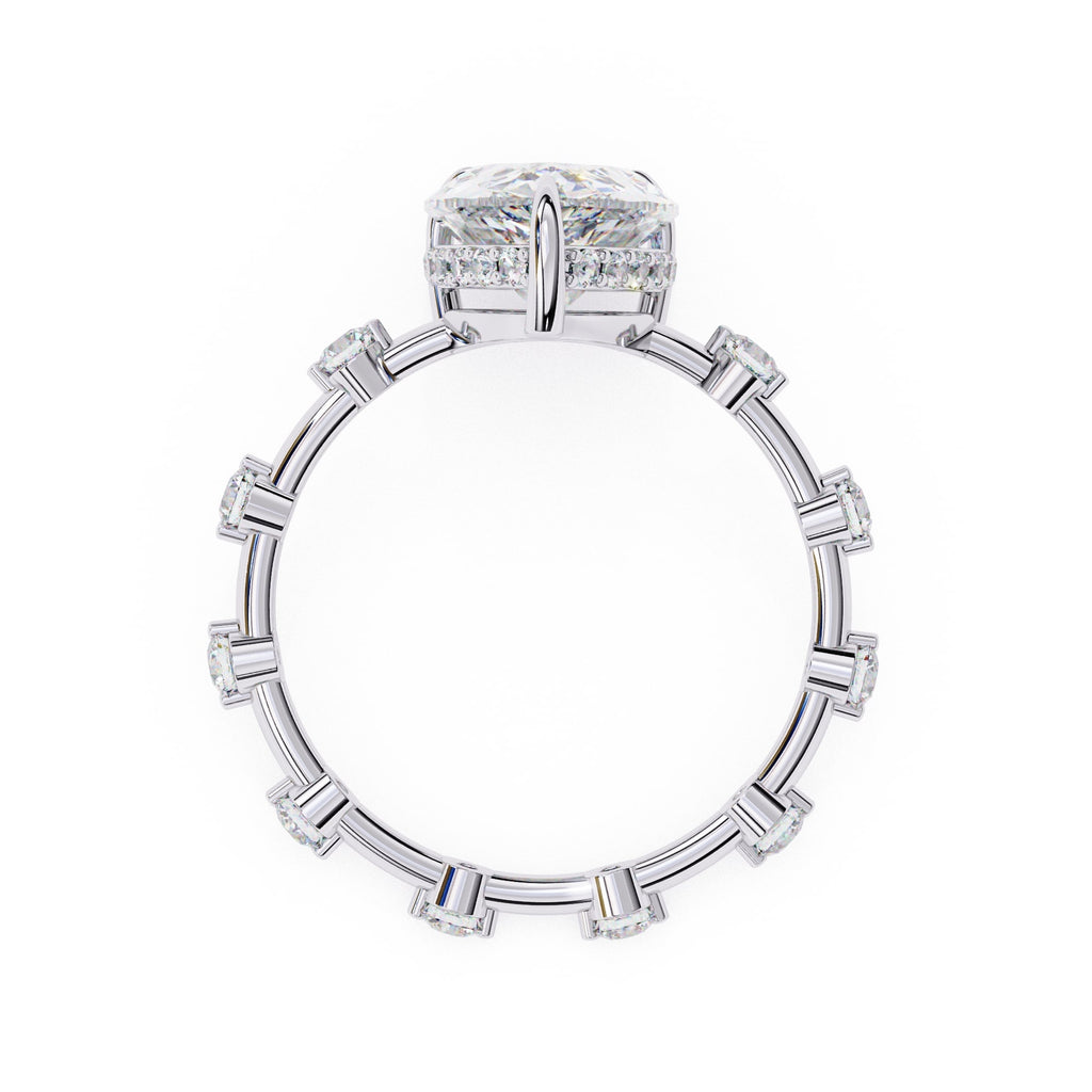 Elegant Central Stone Diamond Ring with Radiant Side Accents