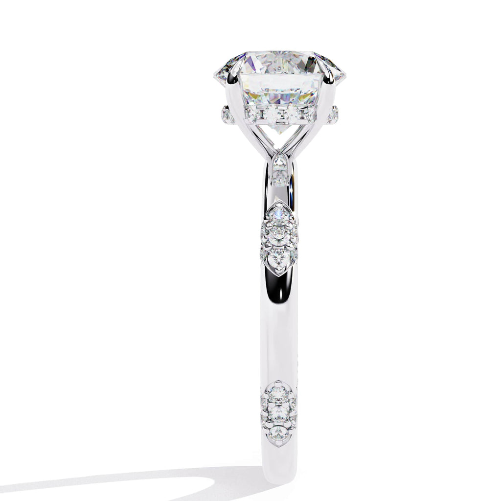 Exquisite VVS1 Diamond Central Stone Ring with Brilliant Side Accents