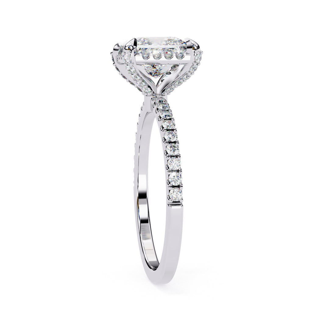 Elegant Central Stone Diamond Ring with Radiant Side Accents
