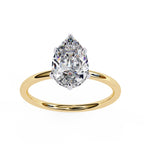 Elegant Central Stone Ring with Shimmering Side Diamonds