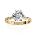 Elegant Central Stone Diamond Ring with Radiant Side Accents