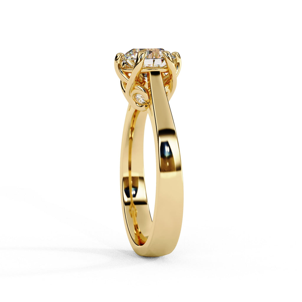 Elegant Central Stone Diamond Ring with Radiant Side Accents