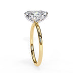 Elegant Central Stone Ring with Shimmering Side Diamonds