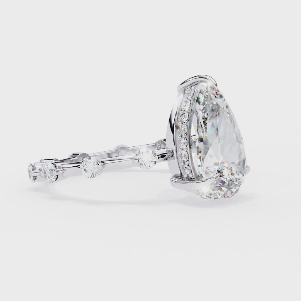 Elegant Central Stone Diamond Ring with Radiant Side Accents