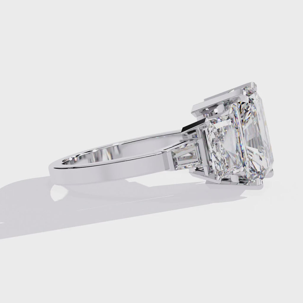 Elegant Central Stone Diamond Ring with Radiant Side Accents