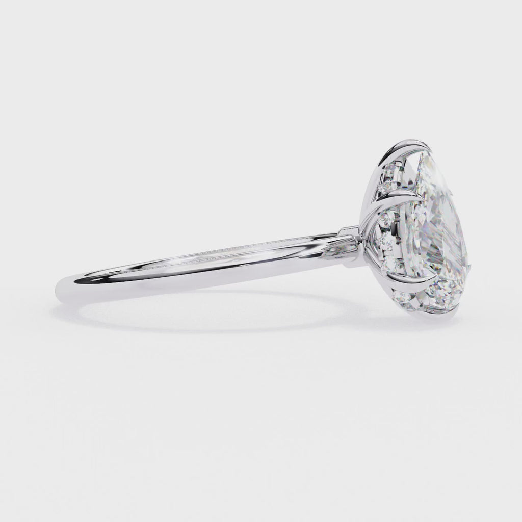 Elegant Central Stone Ring with Shimmering Side Diamonds