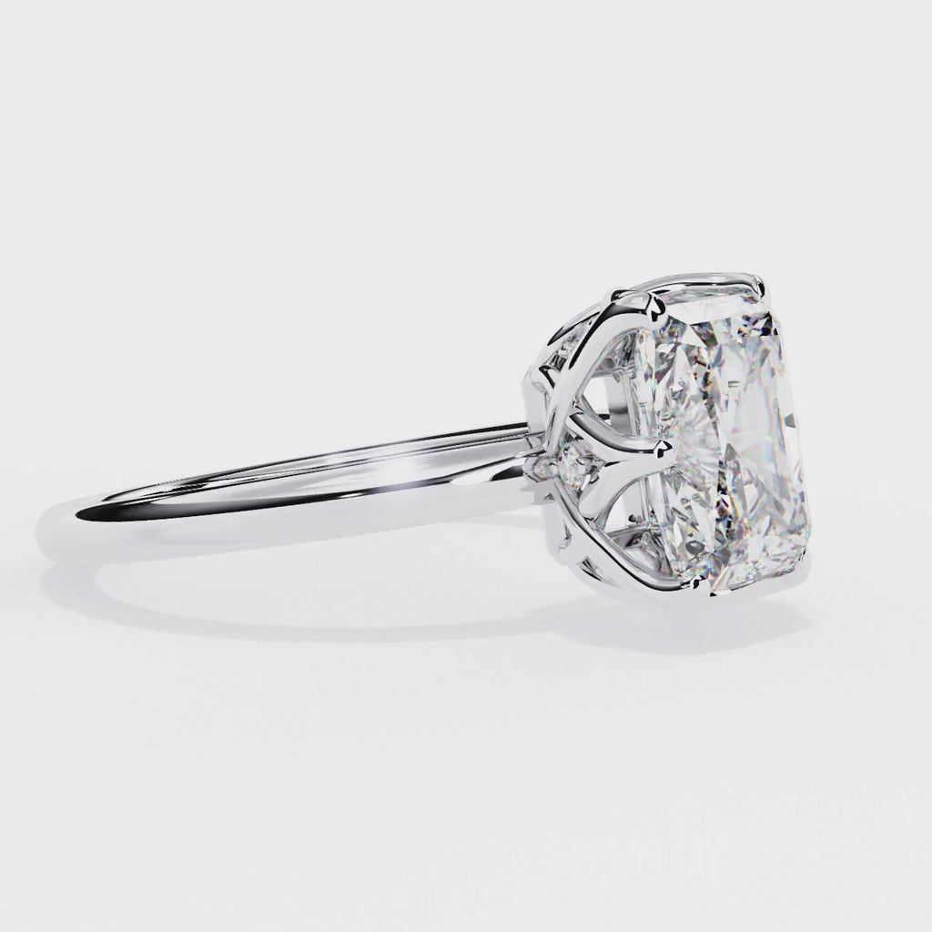 Elegant Central Stone Diamond Ring with Radiant Side Accents