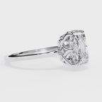 Elegant Central Stone Diamond Ring with Radiant Side Accents