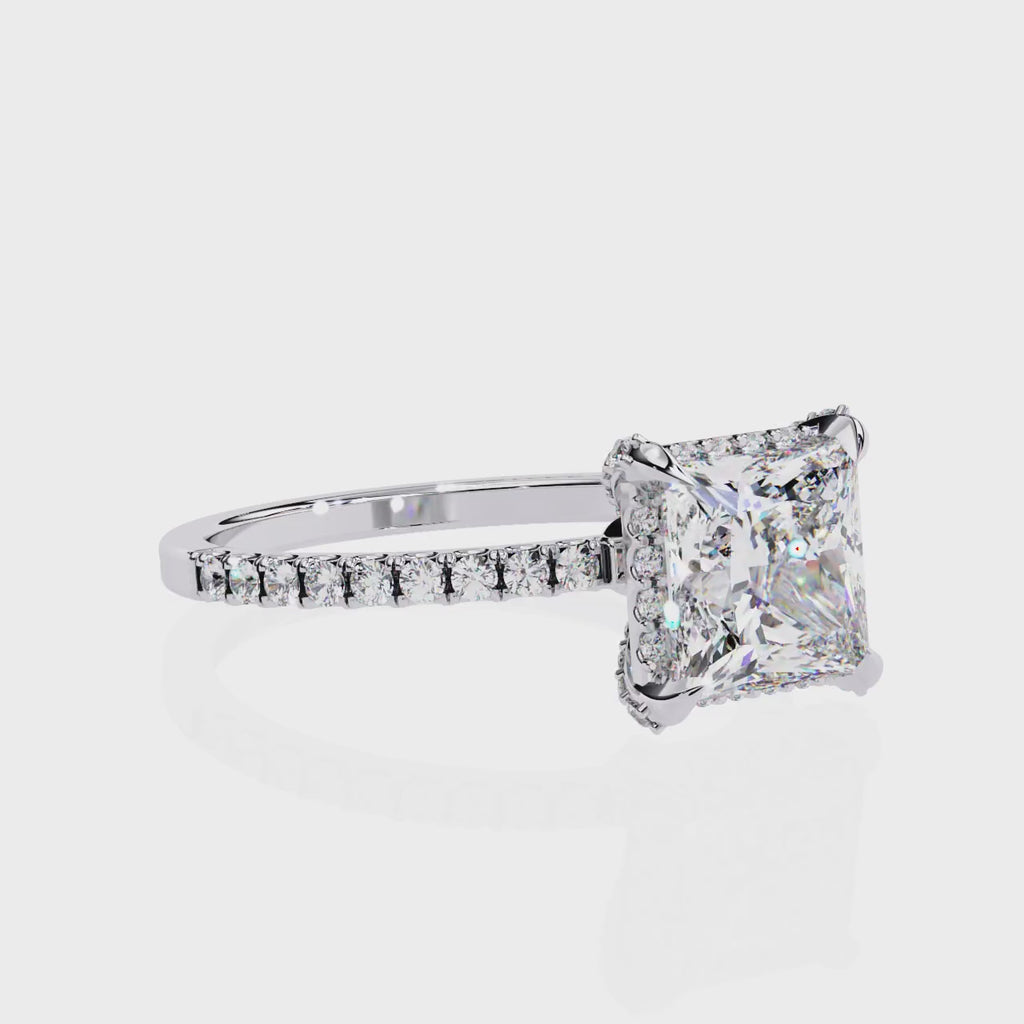 Elegant Central Stone Diamond Ring with Radiant Side Accents